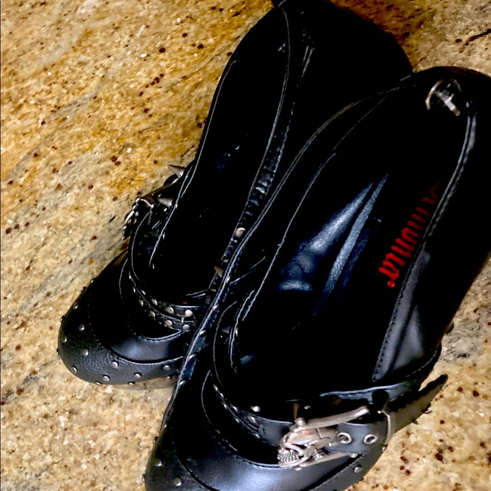 Unique, badass, rare heels size 8